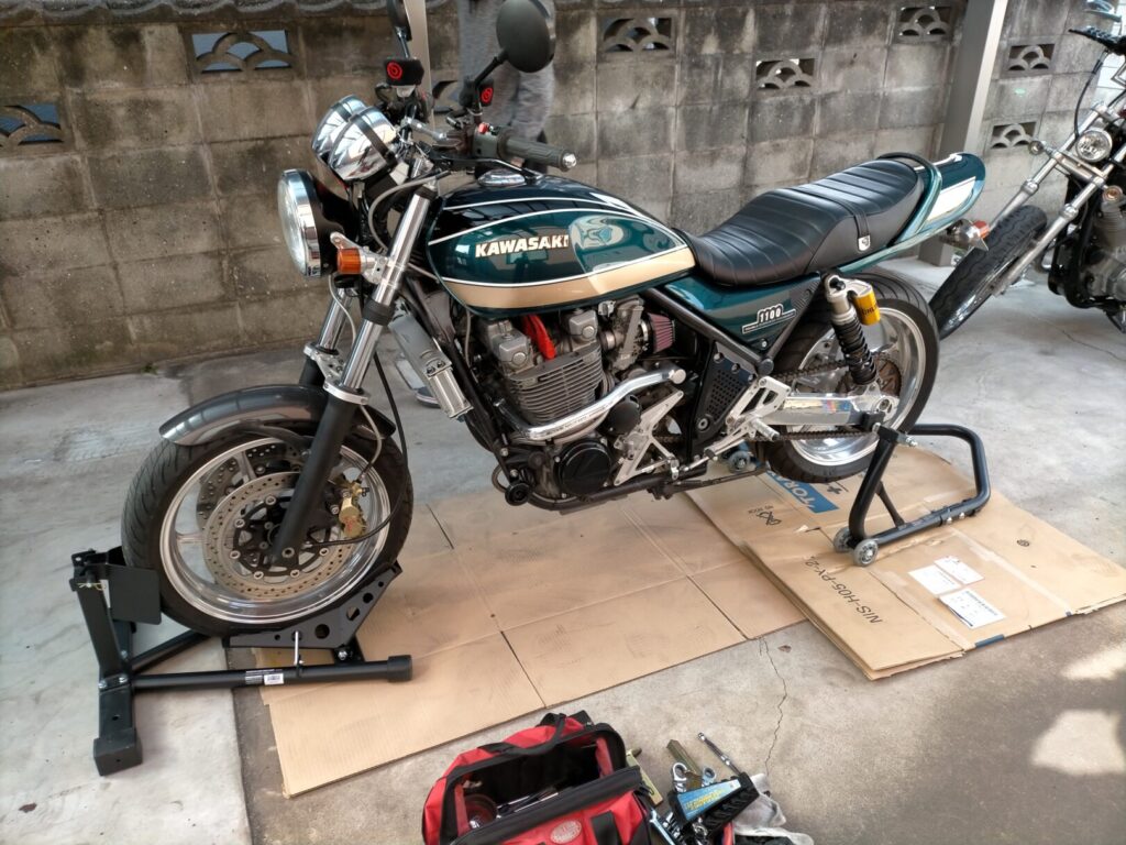 整備中のゼファー1100