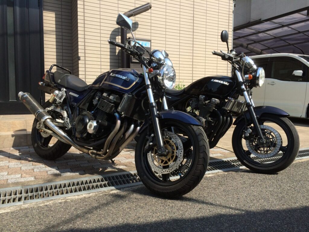 父の愛車 Kawasaki ゼファー400と筆者のZRX-2との2ショット