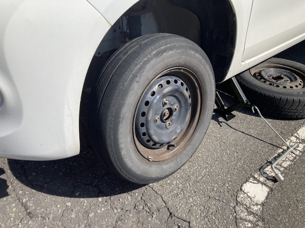 駐車場でのタイヤ交換１