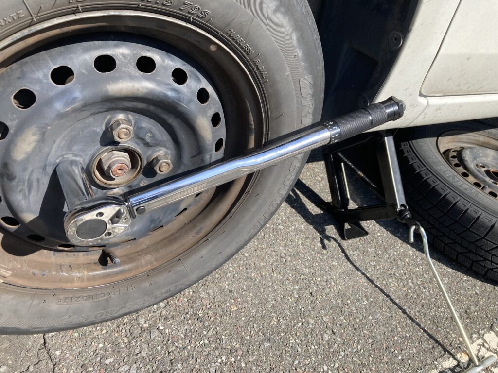 駐車場でのタイヤ交換２