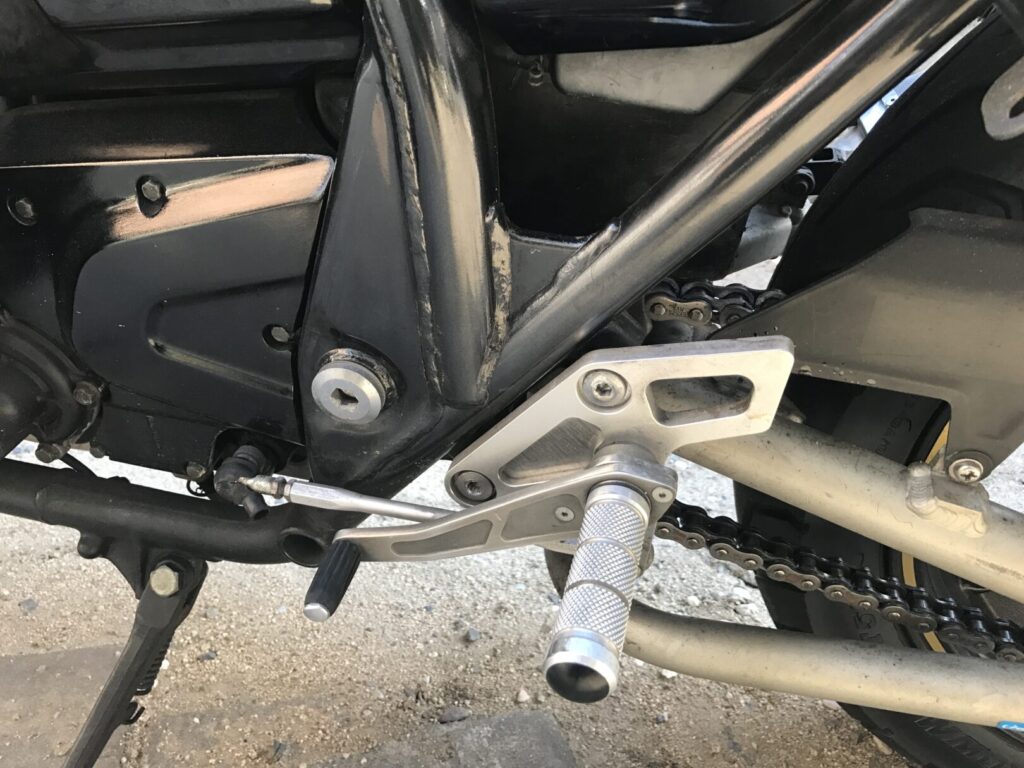 コワース製バックステップ取り付け後、車体左側
