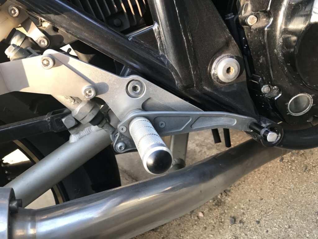 コワース製バックステップ取り付け後、車体右側